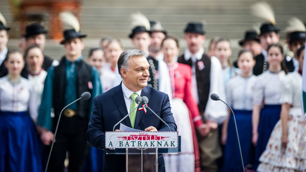 Orbán ViktorA Nemzeti Múzeum kertjében mond ünnepi beszédet...